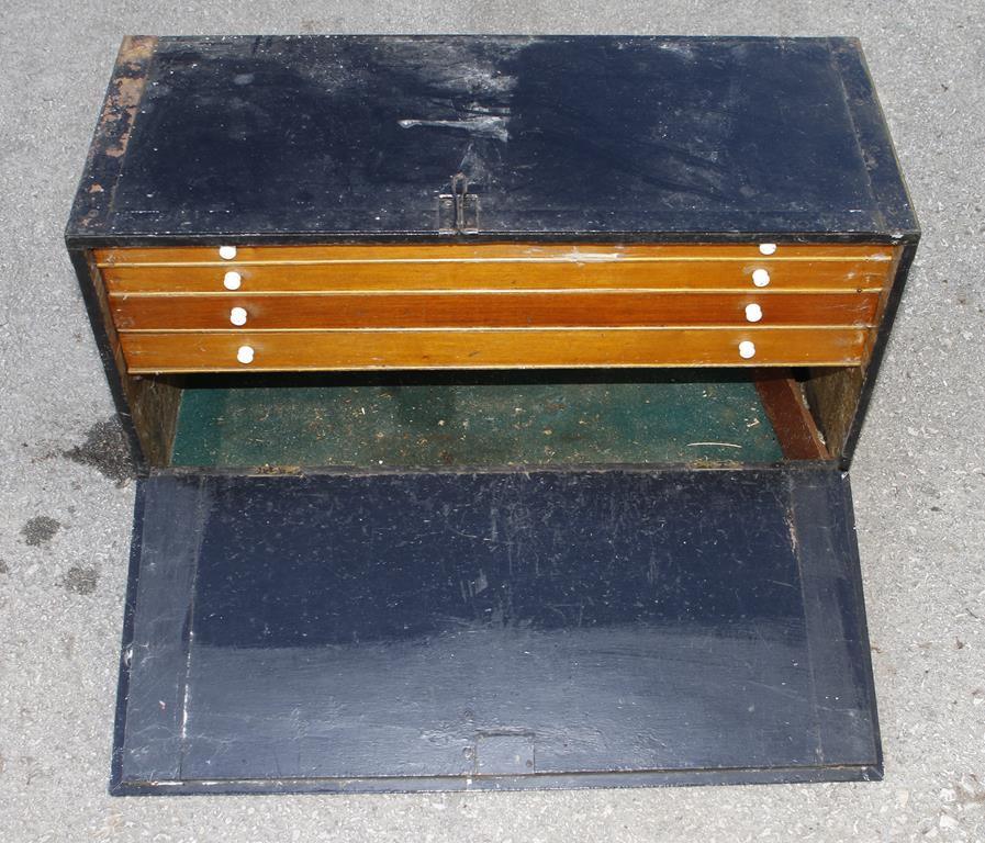 A tool box with four drawers G