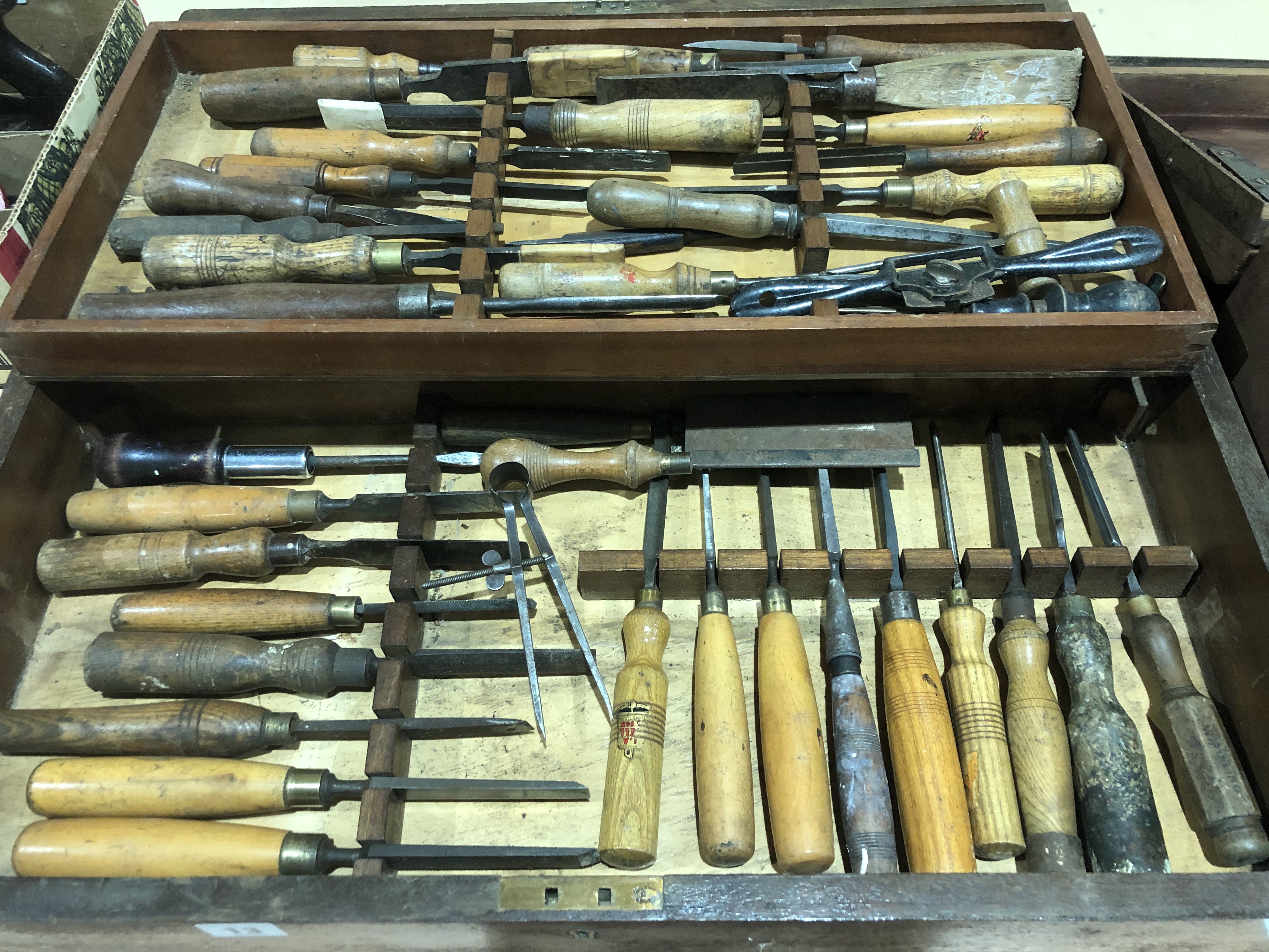 34 chisels and gouges G