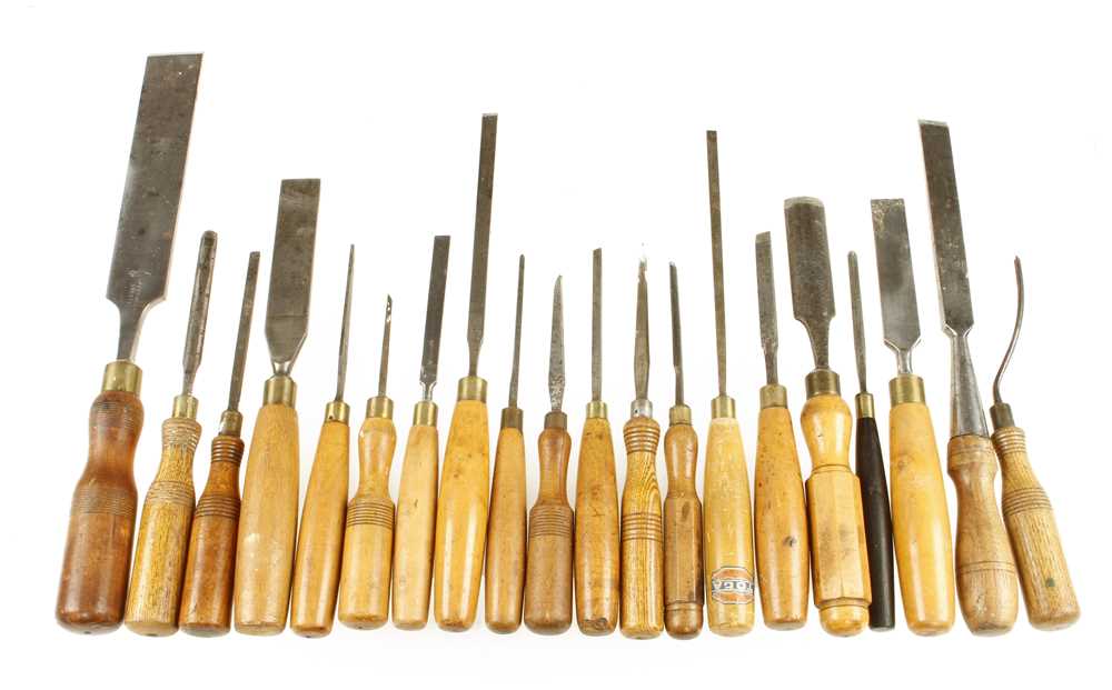 18 chisels and carving tools G+