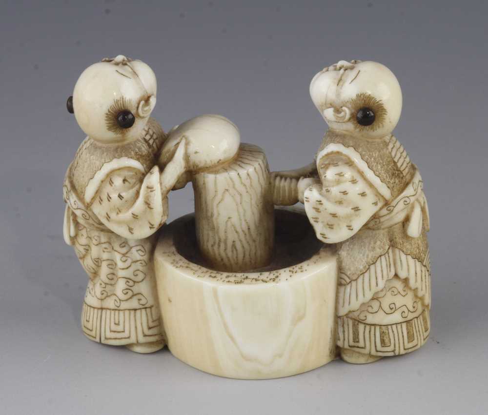 An ivory netsuke of two washerwomen - Image 2 of 4