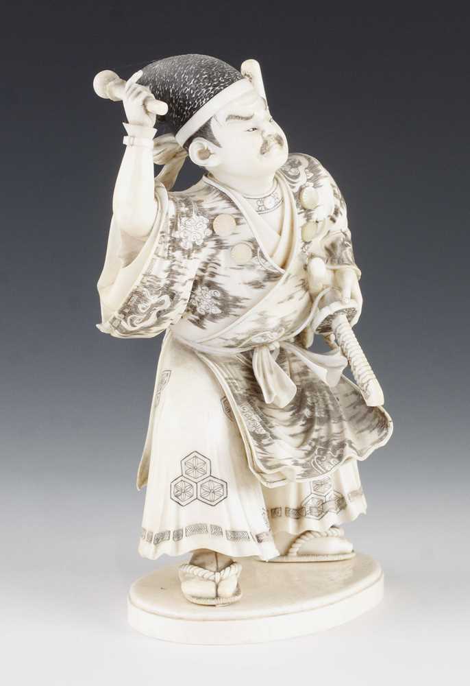 A fine 5 1/2" ivory okimono of a Samurai - Image 4 of 6