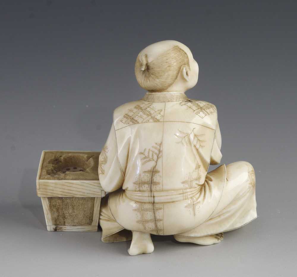 A 3" ivory okimono of a man with trowel at work - Image 3 of 5