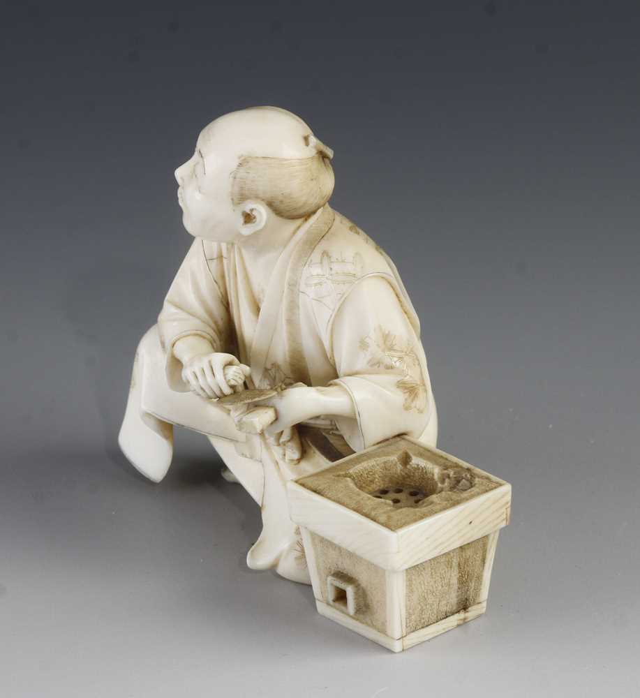 A 3" ivory okimono of a man with trowel at work - Image 2 of 5