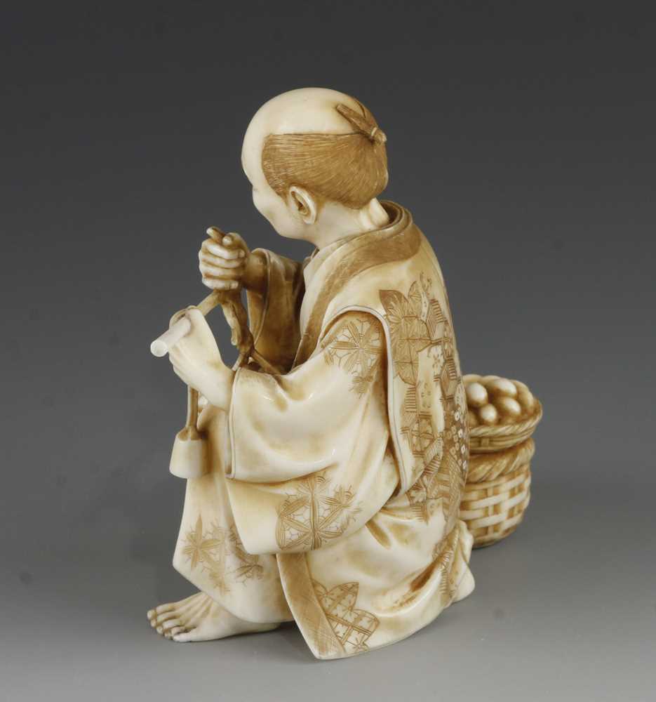 A 4" ivory okimono of a man weighing eggs signed - Image 2 of 6