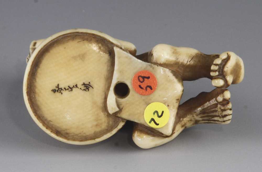 An ivory netsuke of a rat catcher - Image 3 of 4