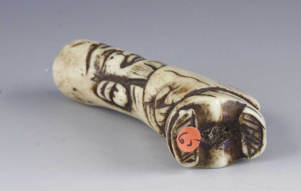 An 18c ivory netsuke of a scholar with scroll - Image 3 of 3