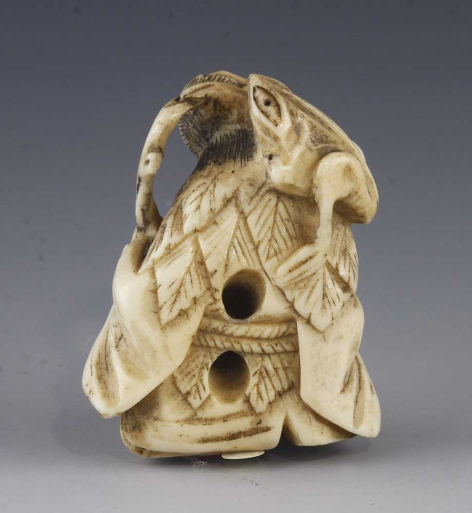 An ivory netsuke of Senin with frog - Image 2 of 3