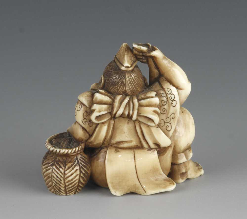 An ivory netsuke - Image 2 of 3