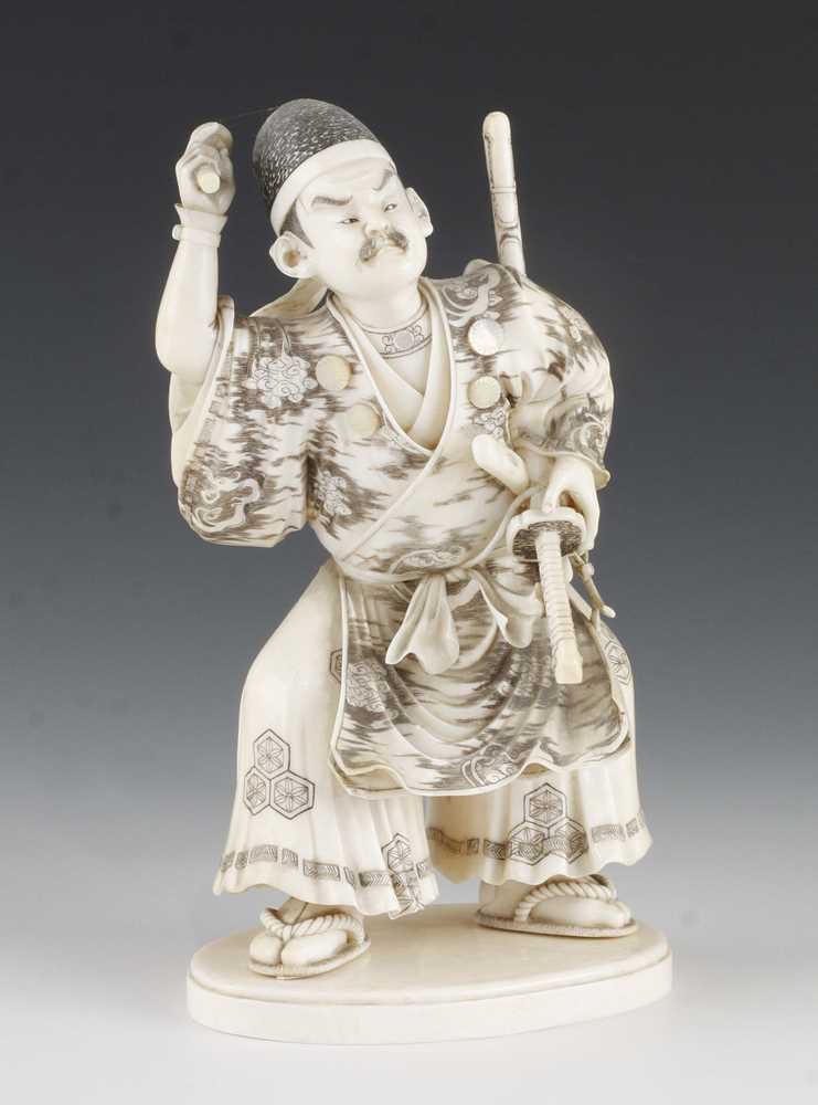 A fine 5 1/2" ivory okimono of a Samurai - Image 2 of 6