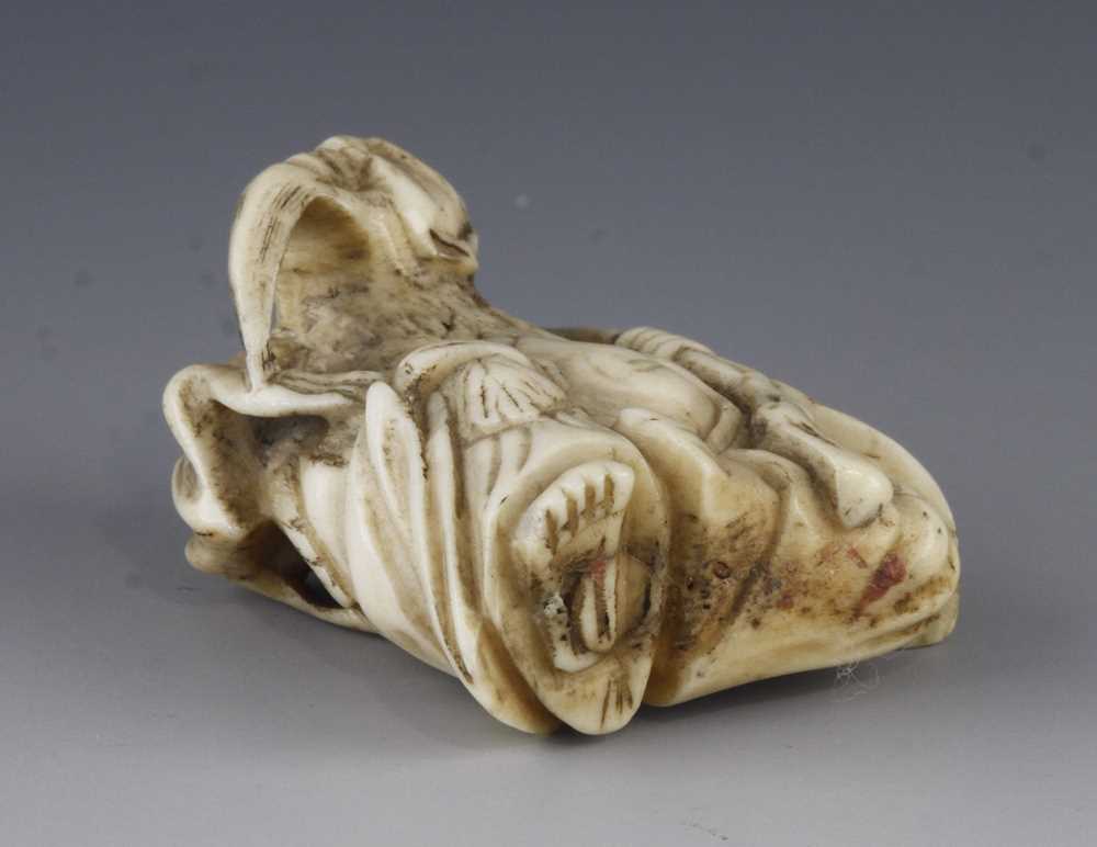 An ivory netsuke of Senin with frog - Image 3 of 3