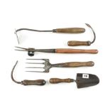 A daisy grubber and 4 other vintage gardening tools G