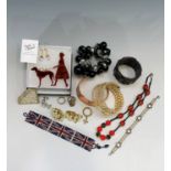 Vintage costume jewellery including simulated peal bracelet, other beads, earrings, a paste clip and