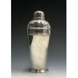 An Art Deco period plated cocktail shaker. Height 23.5cm.Condition report: Excellent condition but