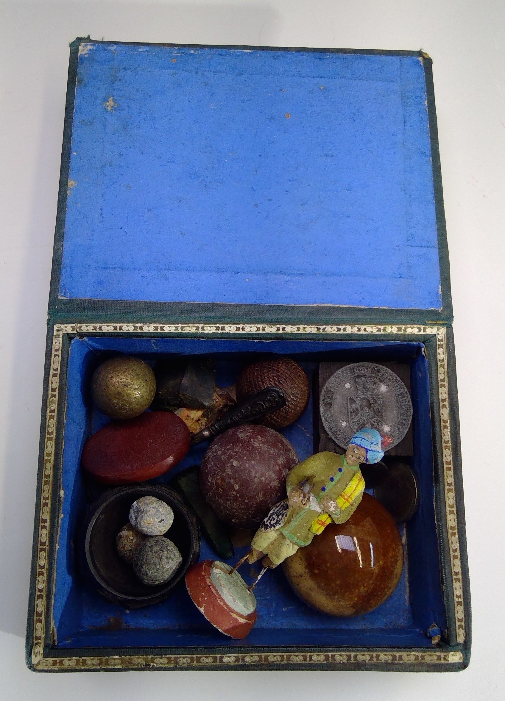 A small box and contents of assorted curios.