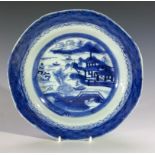 A Chinese blue and white export porcelain dish, 18th century, diameter 22cm.