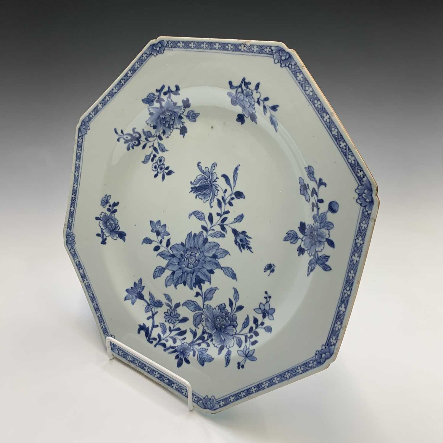 A Chinese export blue and white porcelain octagonal plate, 18th century, with floral sprays, width - Image 5 of 6