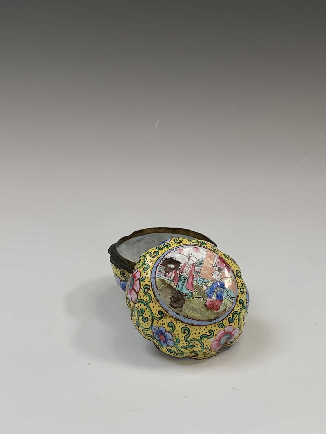 A Chinese painted enamel box and cover, 19th century, height 4cm, diameter 5.5cm, together with a - Image 3 of 4