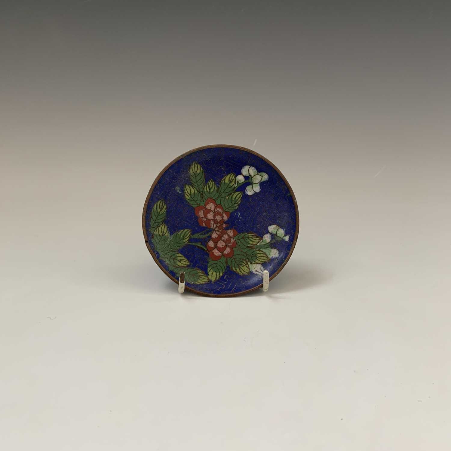 Five Chinese and Japanese cloisonne items to include a bowl, two dishes, a miniature vase and two - Image 4 of 12