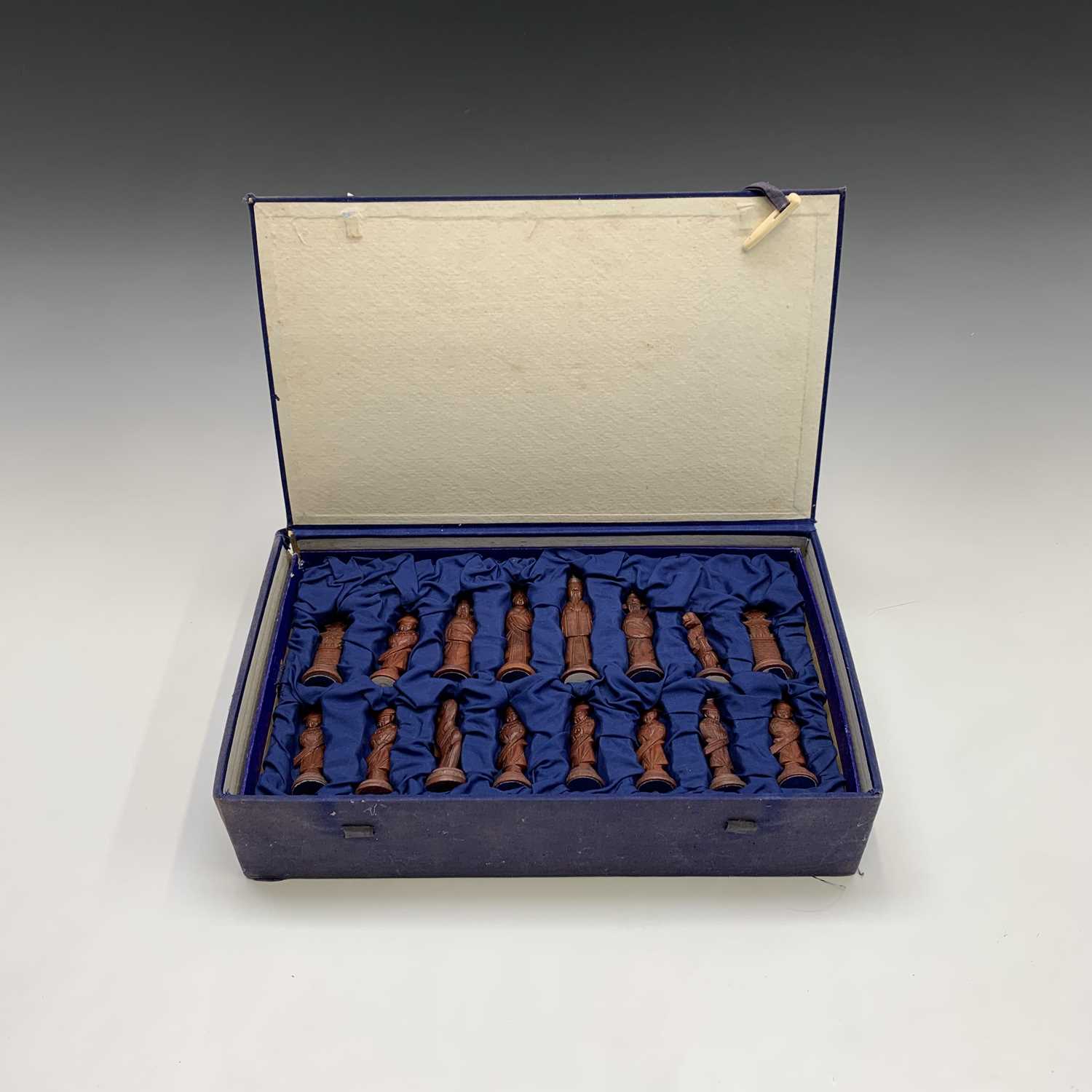 A Chinese bone and red stained composition chess set, boxed, height of kings 9.5cm. - Image 5 of 8