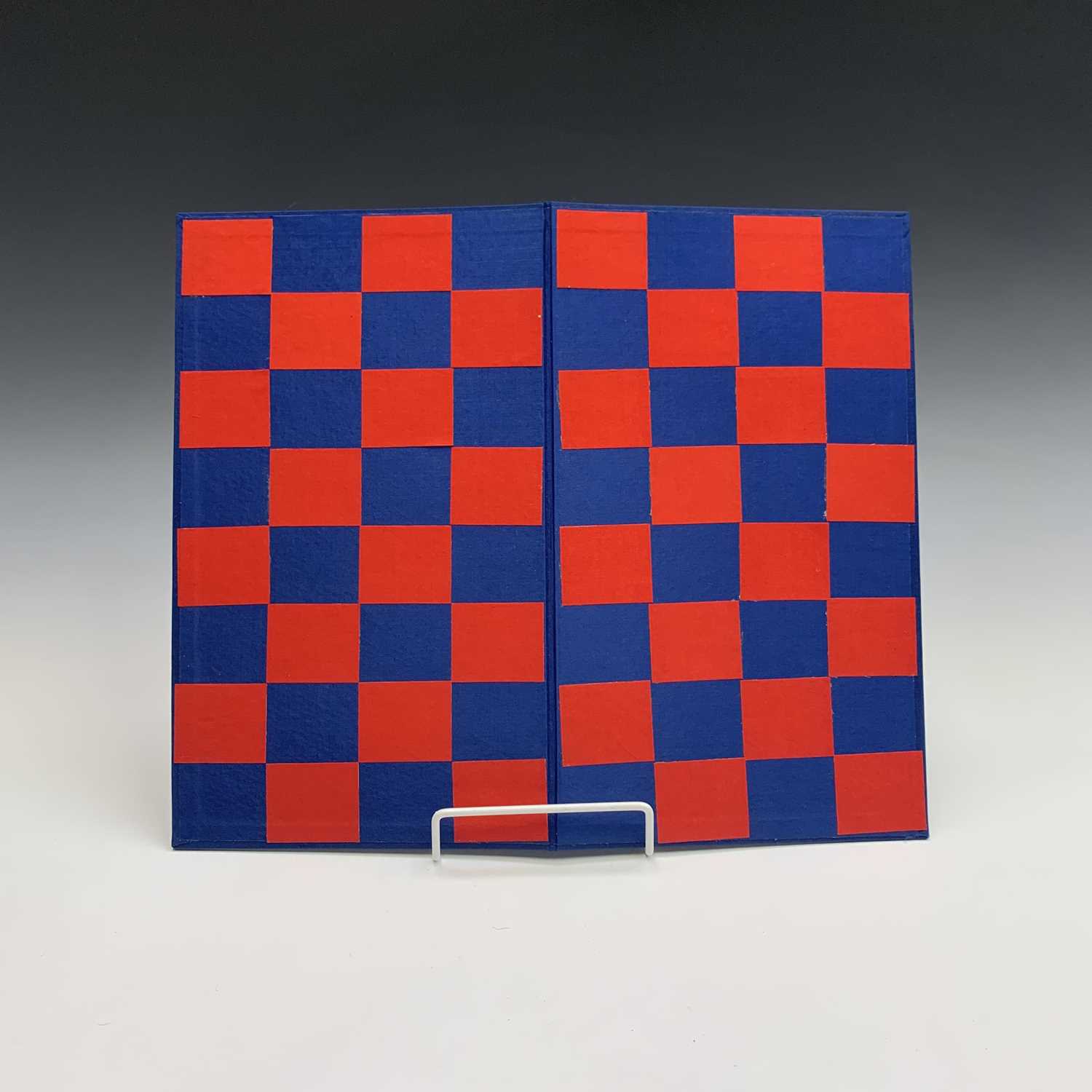 A Chinese bone and red stained composition chess set, boxed, height of kings 9.5cm. - Image 7 of 8