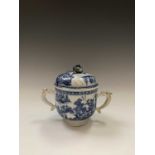 A Chinese blue and white export porcelain twin handled jar and cover, 18th century, height 12.5cm,