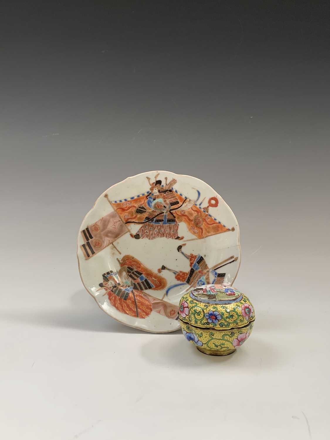 A Chinese painted enamel box and cover, 19th century, height 4cm, diameter 5.5cm, together with a