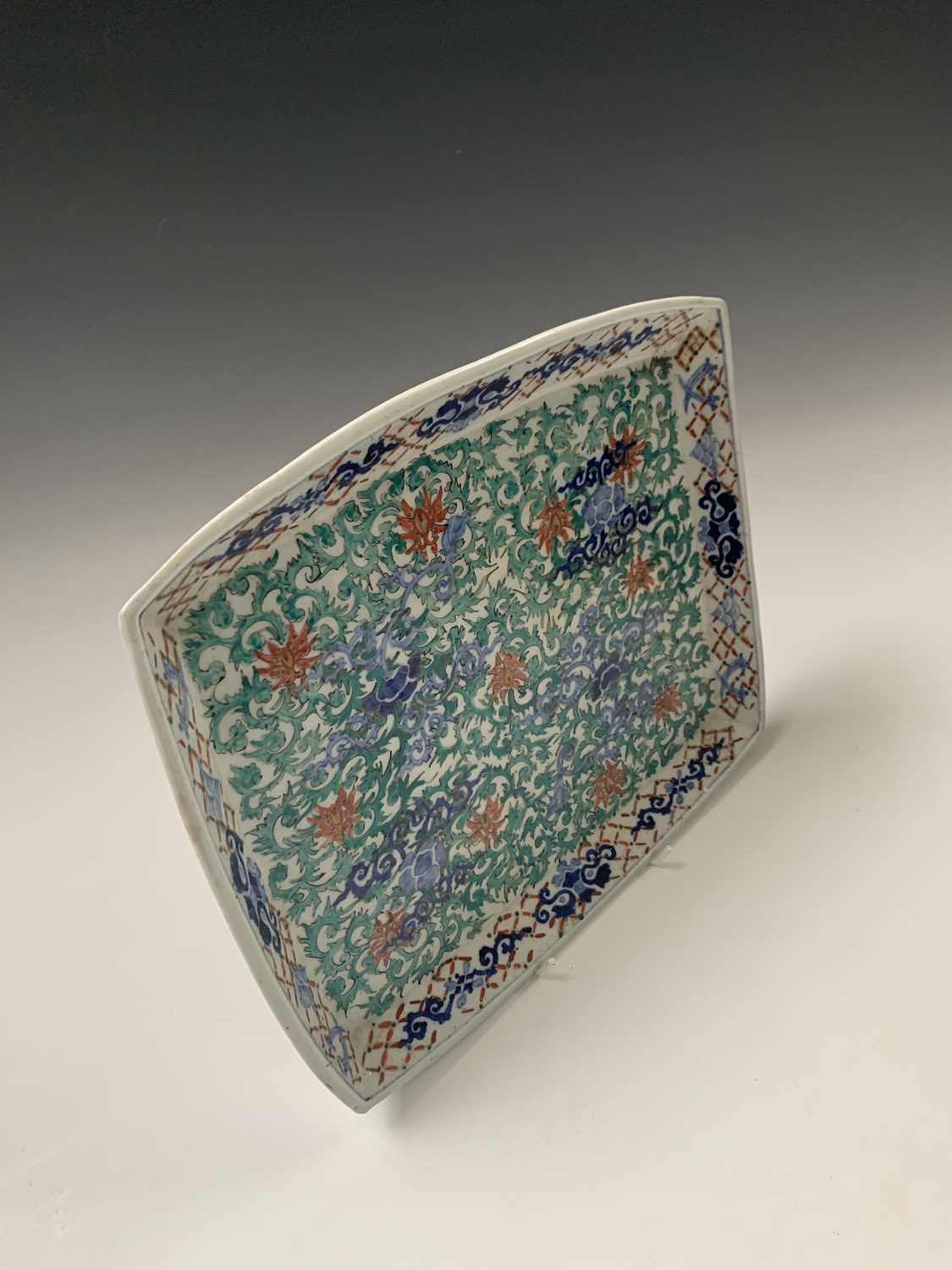 A Chinese porcelain tray, Qing period, the scrolling foliate decoration with red and gilt palmettes, - Image 3 of 7