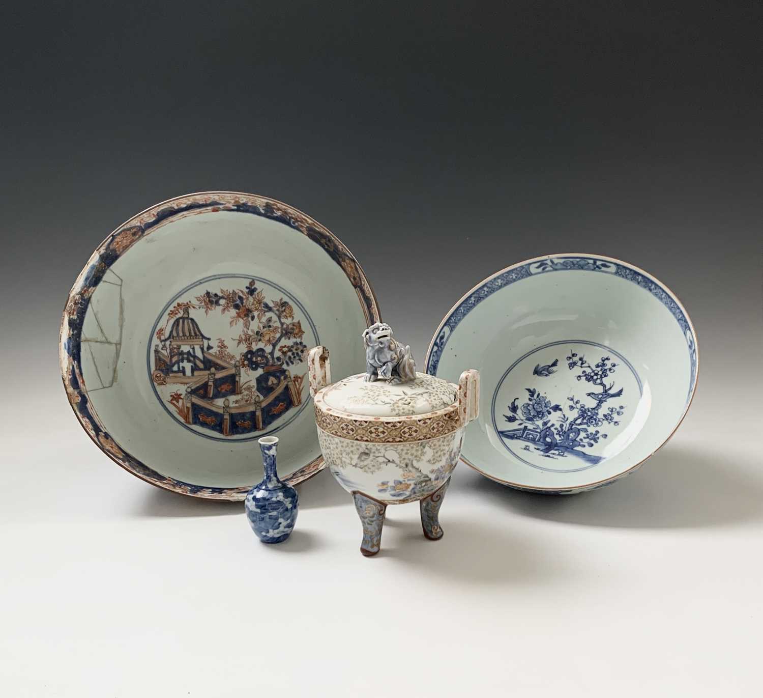 A Chinese blue and white porcelain bowl, 18th century, height 11.5cm, diameter 27cm, an imari