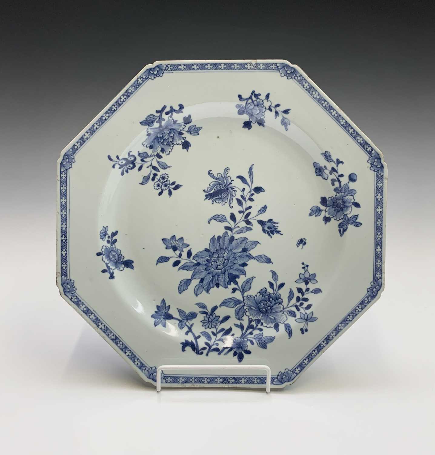 A Chinese export blue and white porcelain octagonal plate, 18th century, with floral sprays, width - Image 6 of 6