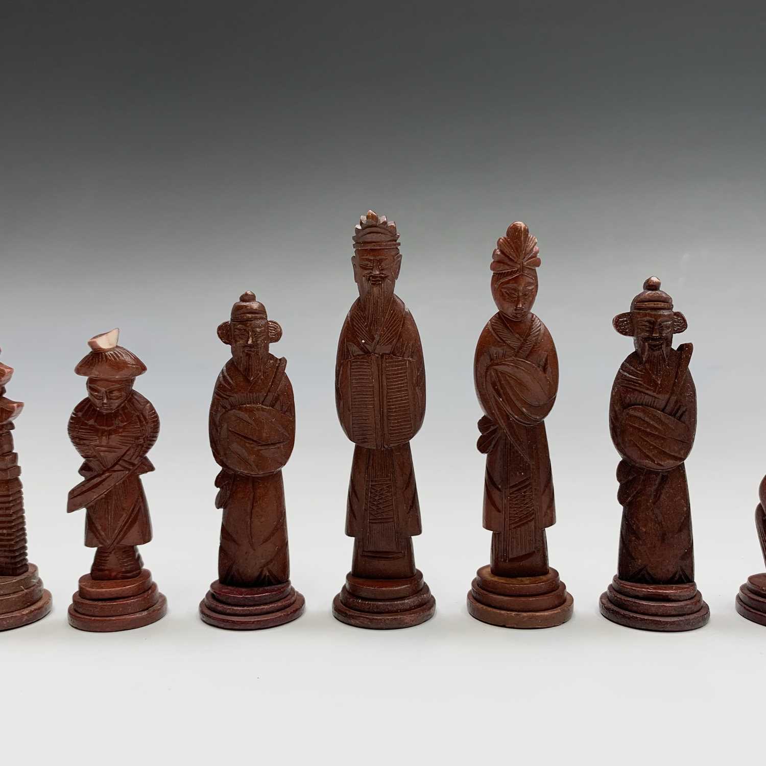 A Chinese bone and red stained composition chess set, boxed, height of kings 9.5cm. - Image 4 of 8