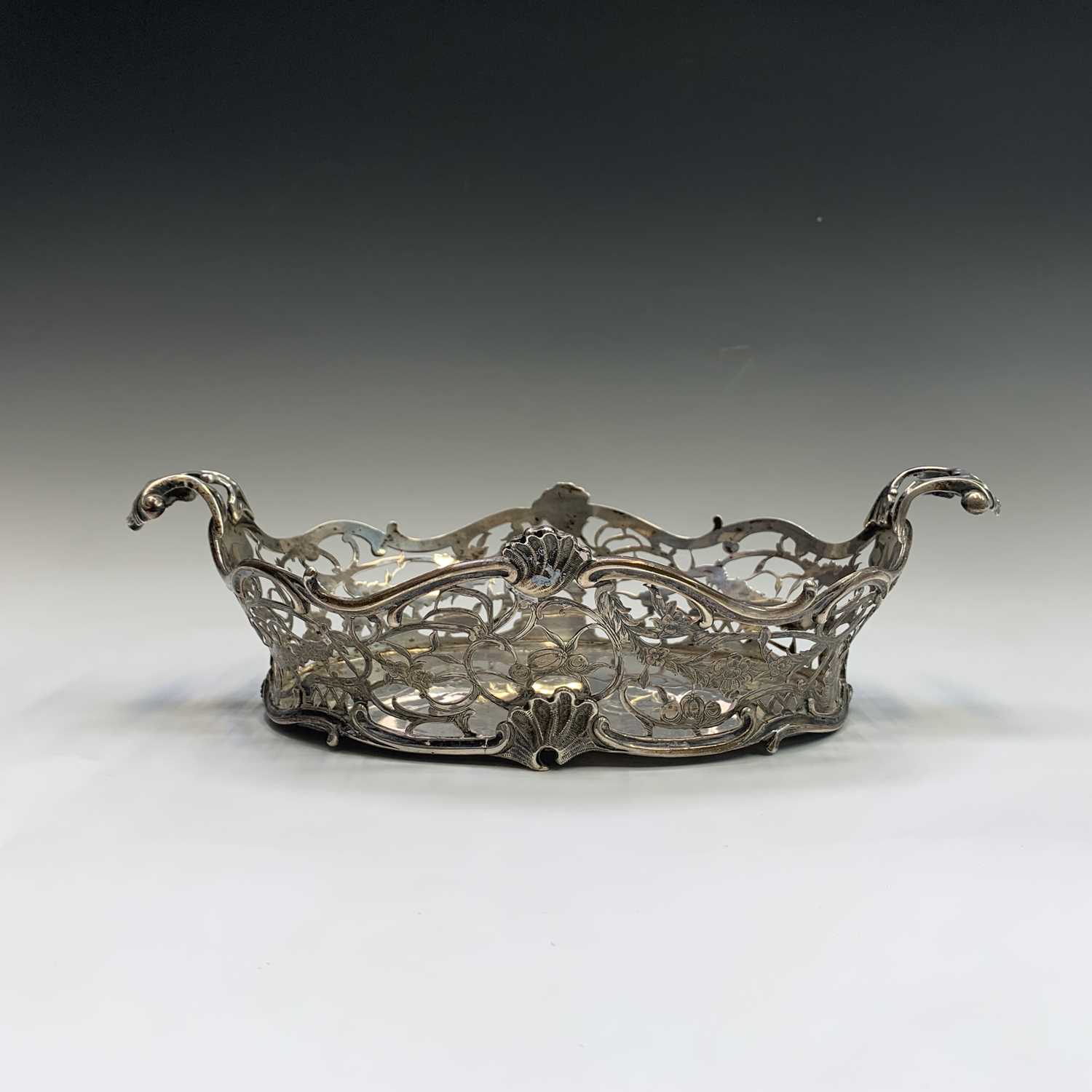 A fine bread basket by Daniel & John Wellby London 1904 in the rococo taste with cast shells and - Image 2 of 6