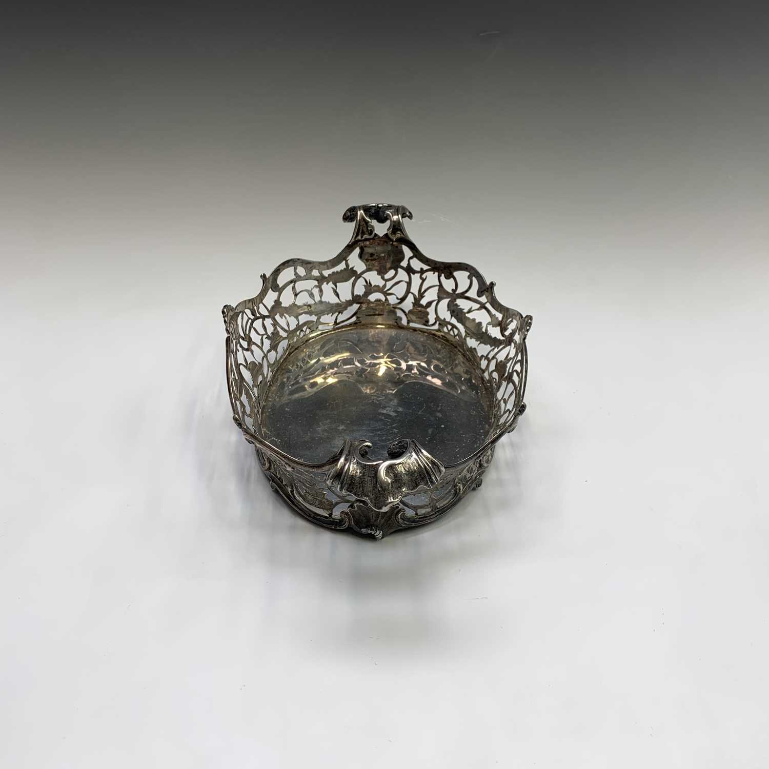 A fine bread basket by Daniel & John Wellby London 1904 in the rococo taste with cast shells and - Image 5 of 6