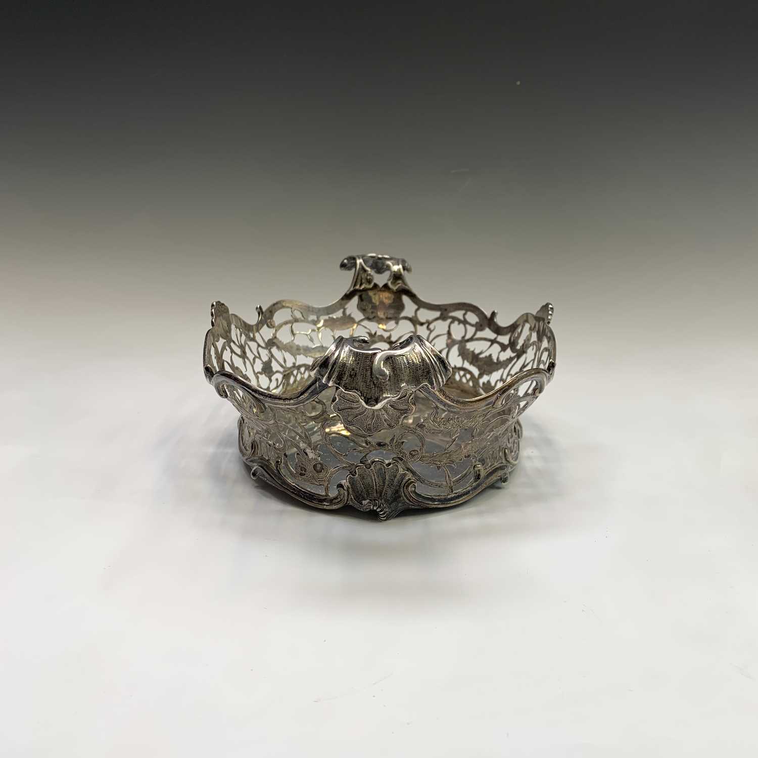 A fine bread basket by Daniel & John Wellby London 1904 in the rococo taste with cast shells and