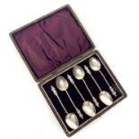 A set of six silver coffee spoons with apostle finials Birmingham 1910 Cased 0.9oz