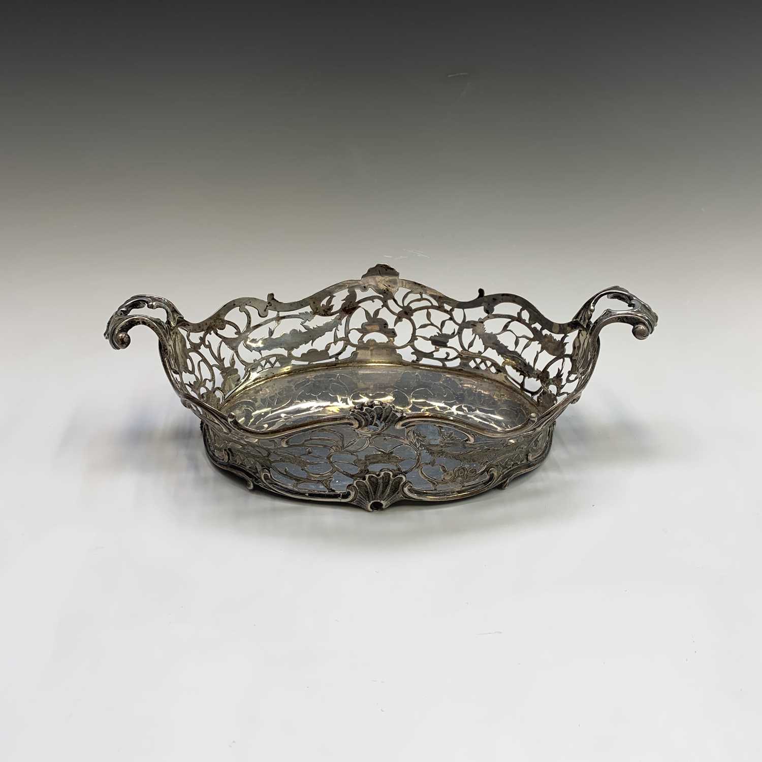 A fine bread basket by Daniel & John Wellby London 1904 in the rococo taste with cast shells and - Image 3 of 6