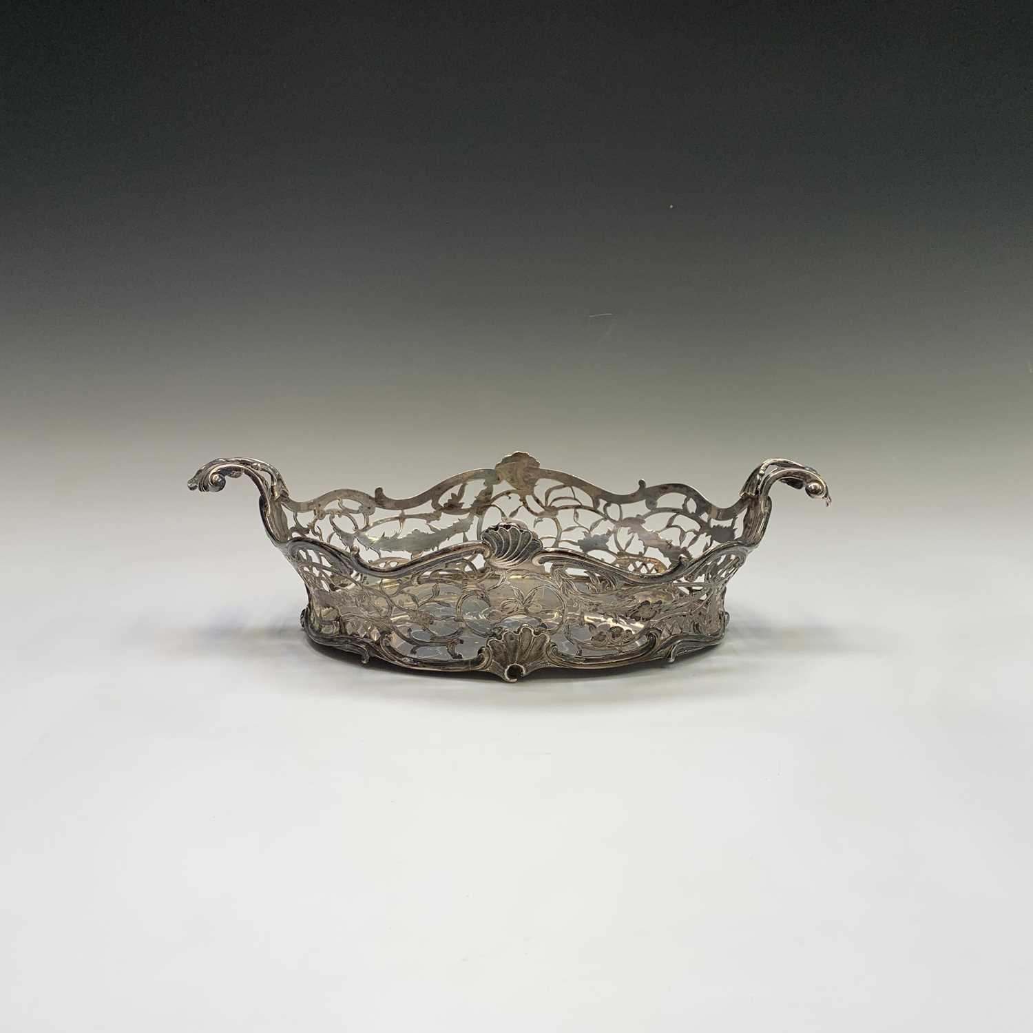 A fine bread basket by Daniel & John Wellby London 1904 in the rococo taste with cast shells and - Image 6 of 6