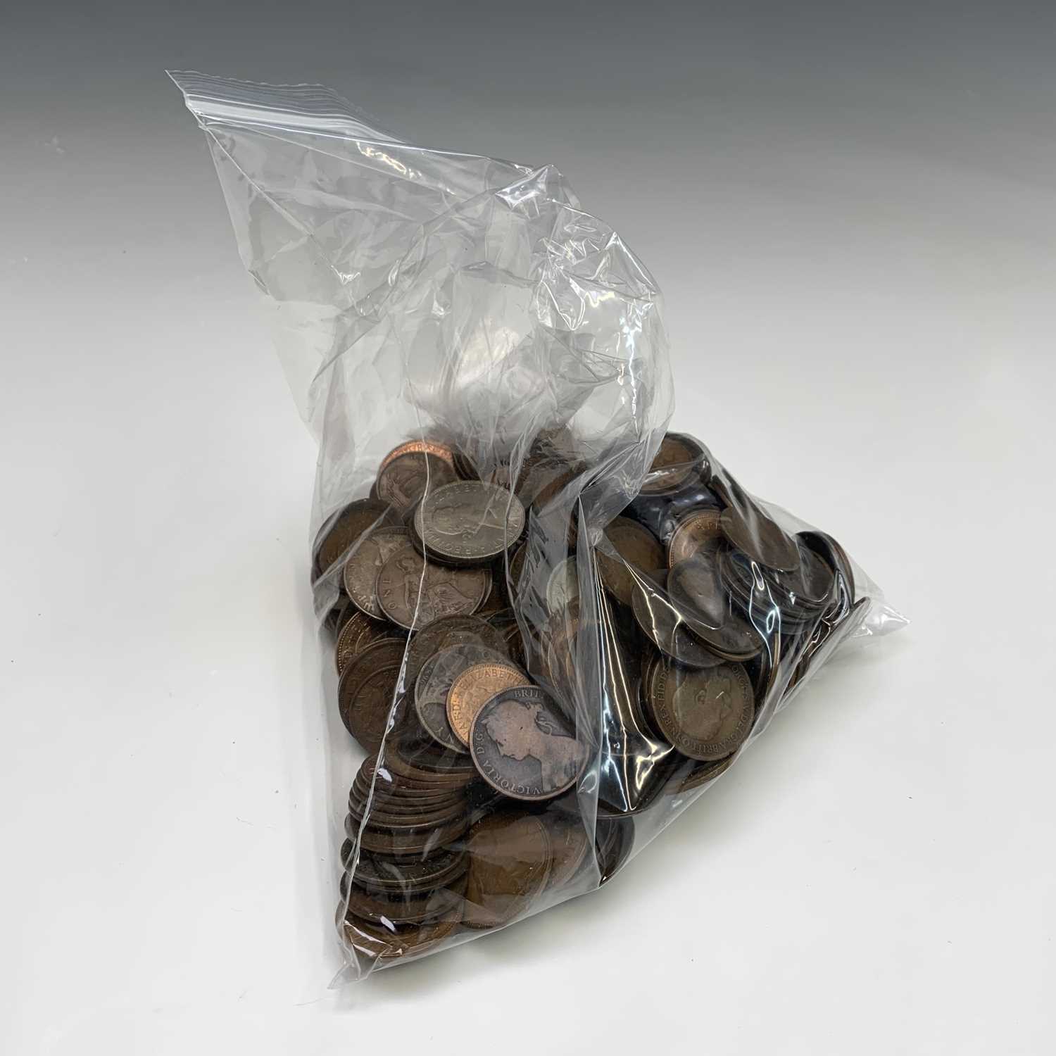 GREAT BRITAIN: A heavy case containing a large quantity of coinage in albums and loose including a - Image 5 of 5
