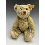 A Steiff bear. Golden fur, glass eyes, stitched nose and claws, felt pads. Ear tag numbered