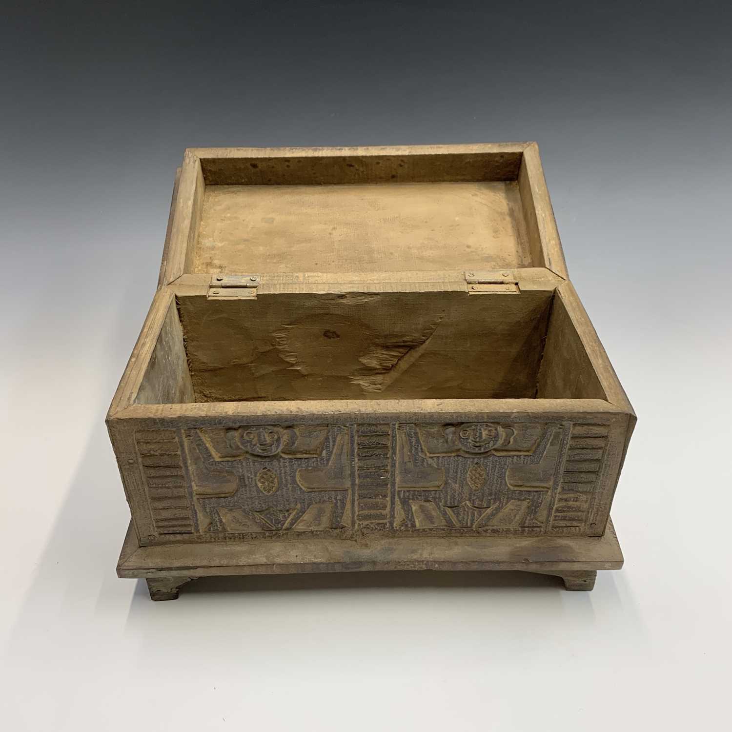 An African carved wood box with figural and geometric decoration. Height 22cm, width 35cm, depth - Image 7 of 7