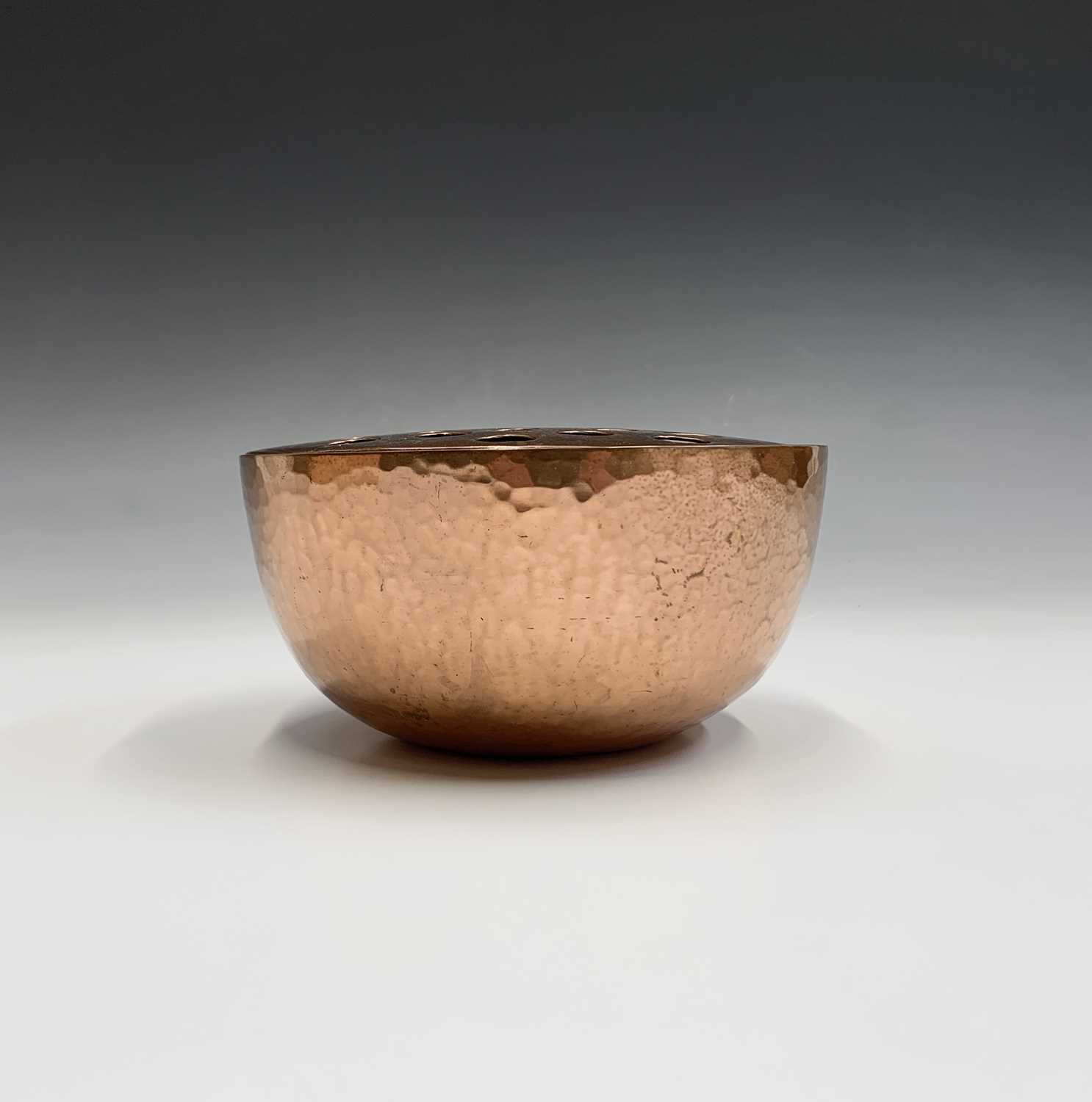 A Newlyn copper rose bowl and spreader, stamped 'NEWLYN' to base. Height 9cm. - Image 3 of 4