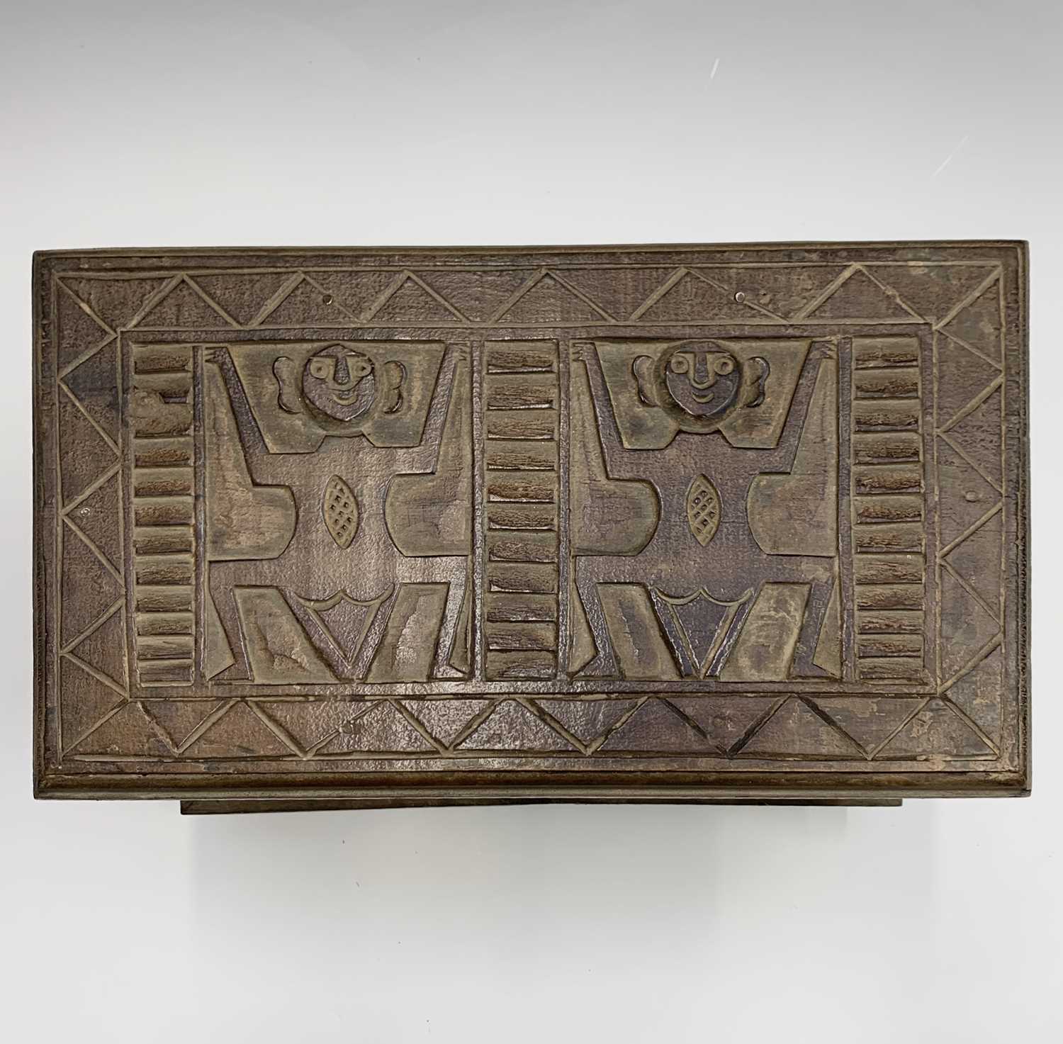 An African carved wood box with figural and geometric decoration. Height 22cm, width 35cm, depth - Image 5 of 7