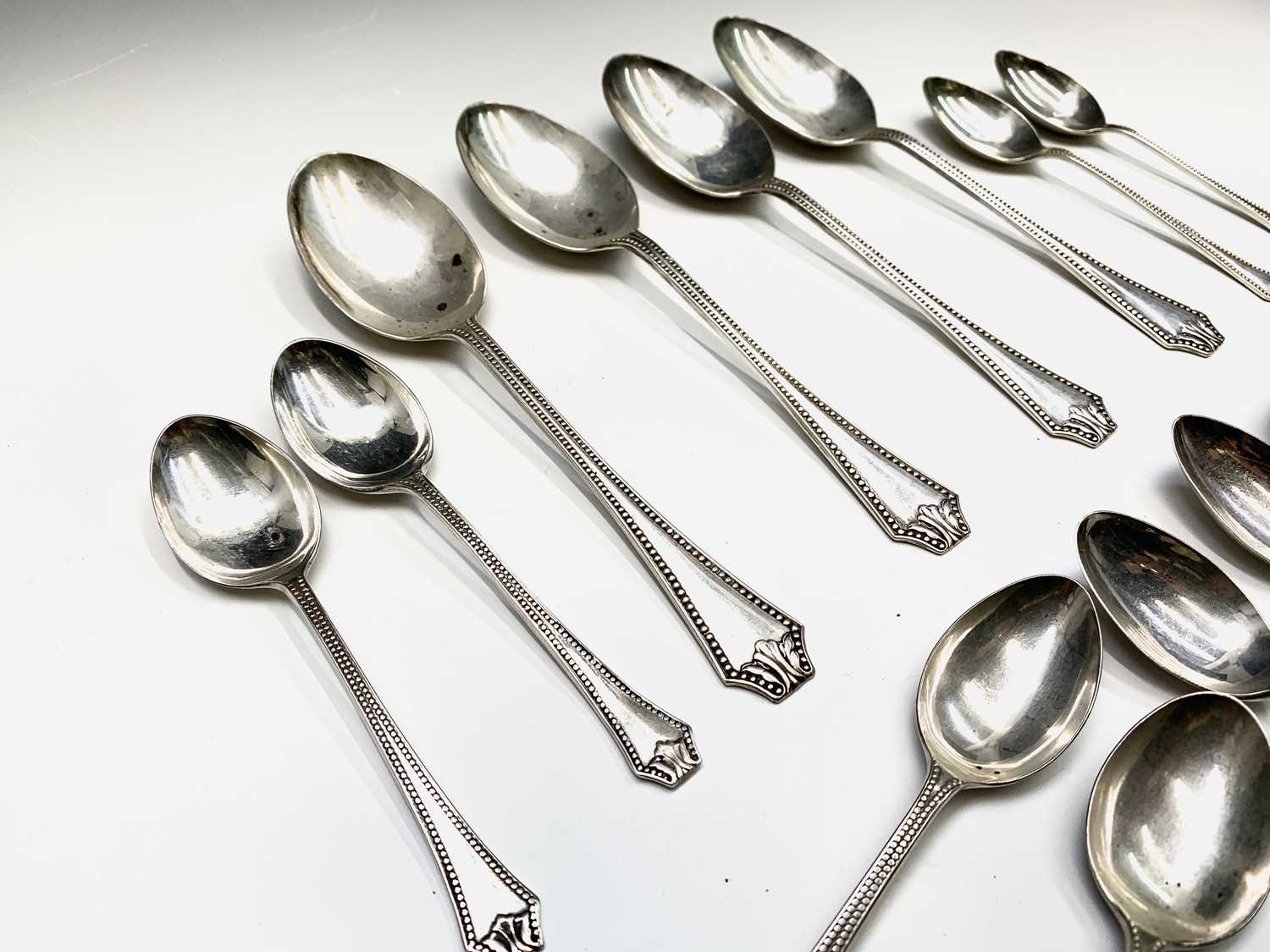 A set of twelve beaded silver teaspoons and four matching dessert spoons by Wilmot Manufacturing - Bild 3 aus 3