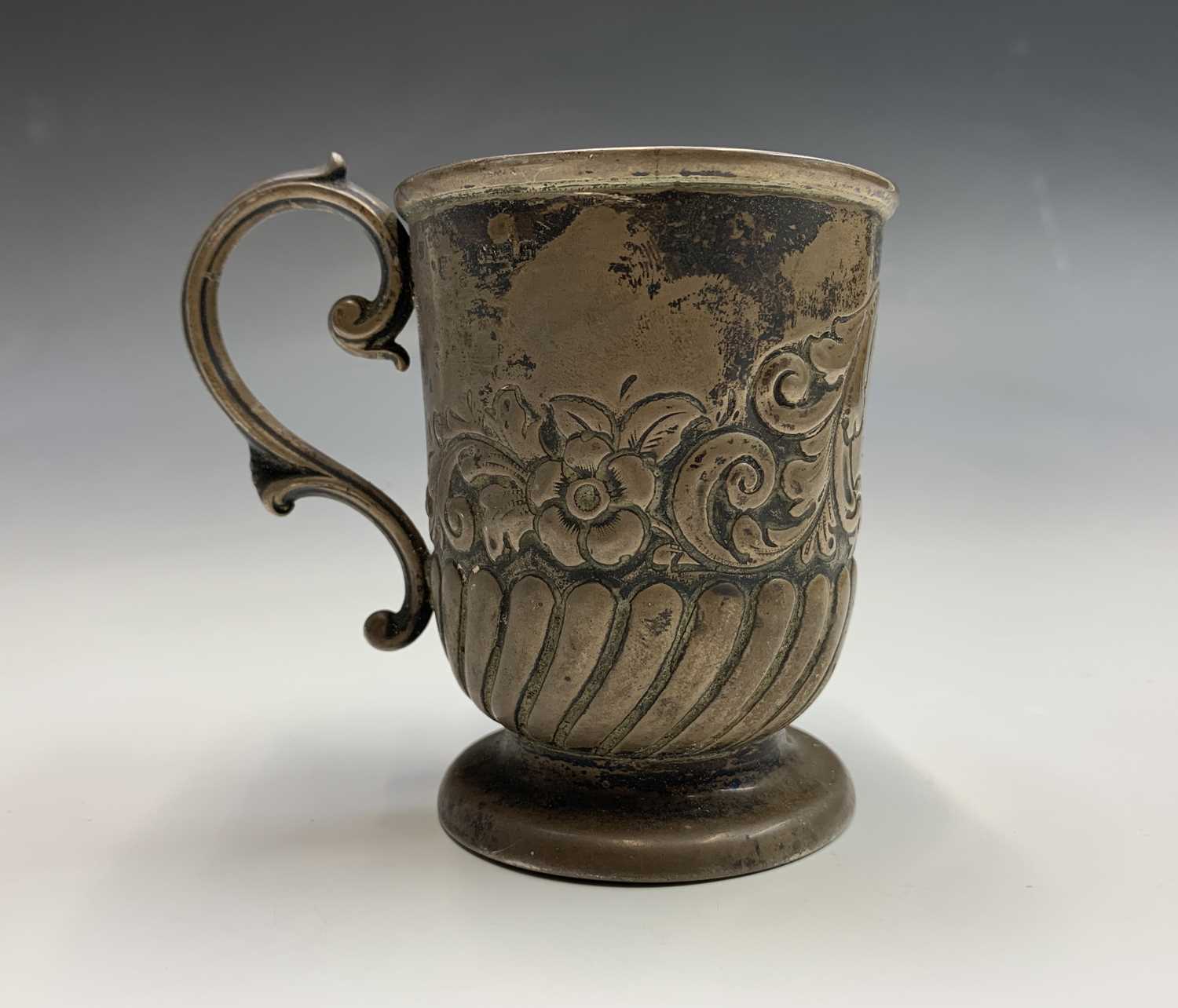An Edwardian silver christening mug, half spiral fluted and embossed with flowers and scrolls. - Bild 8 aus 10