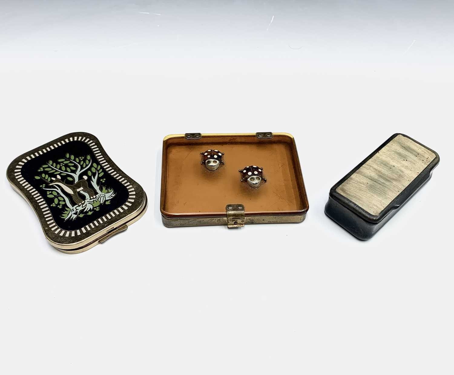 A horn snuff-box, a Helena Rubenstein compact and a novelty box with ladybird decoration