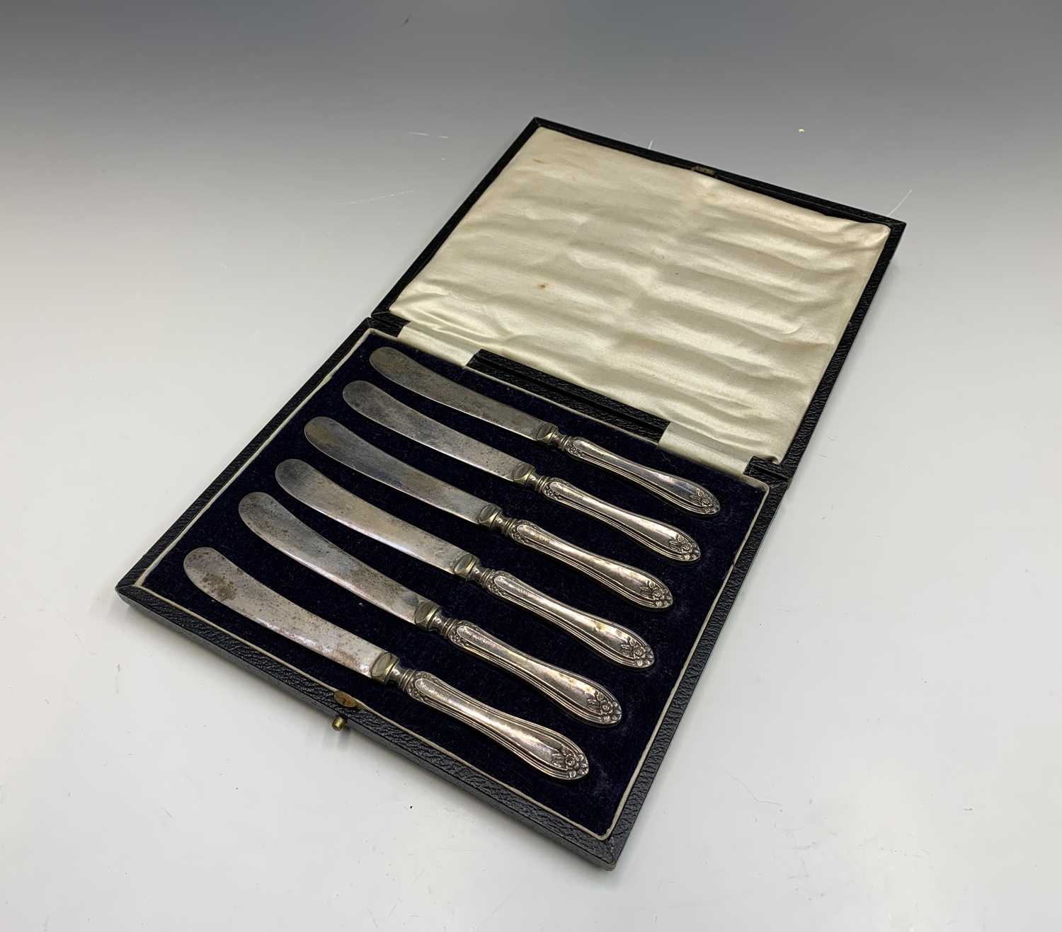 Three sets of six silver teaspoons, 6.2oz each cased and a set of six tea knives - Bild 4 aus 7