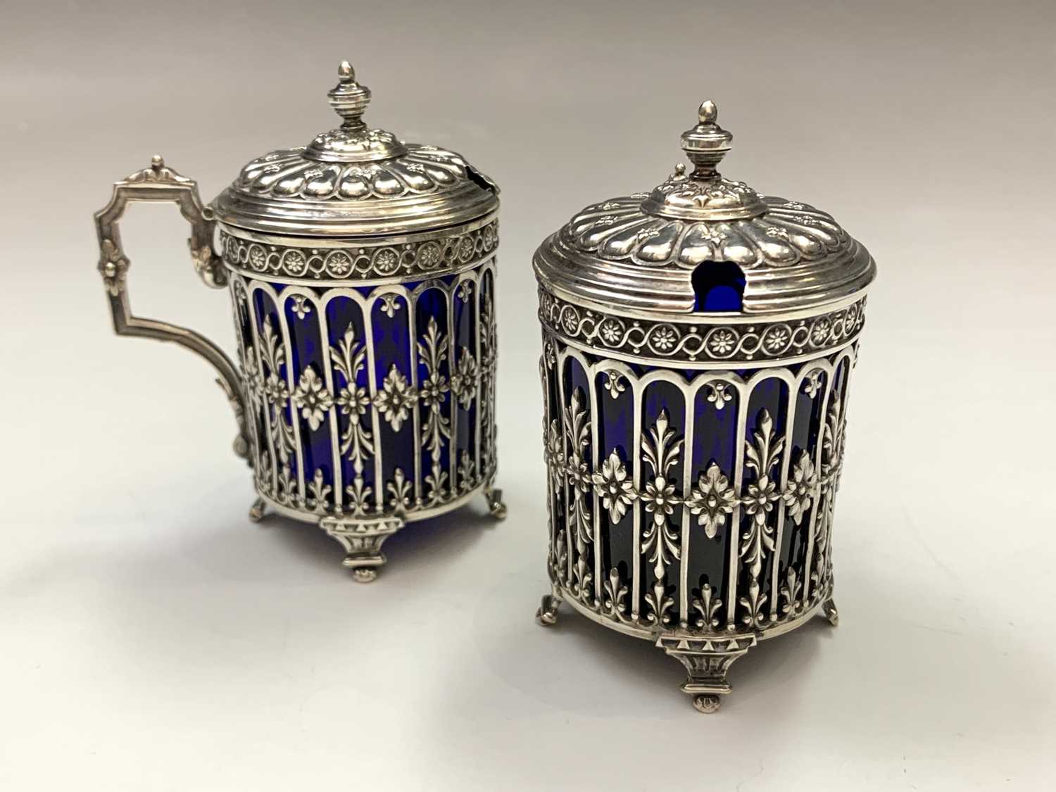 A pair of French silver pierced and embossed mustards with blue glass liners mustard pots 5.8oz - Bild 3 aus 5