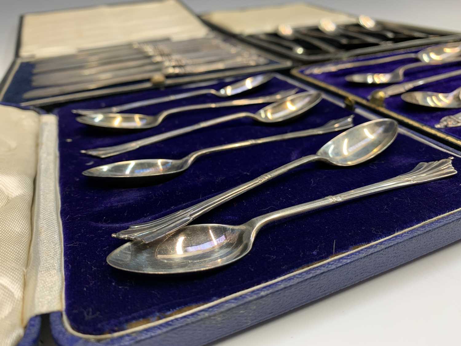 Three sets of six silver teaspoons, 6.2oz each cased and a set of six tea knives - Bild 7 aus 7