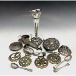 Scrap silver and horse brasses etc, including 277gms of hallmarked items.