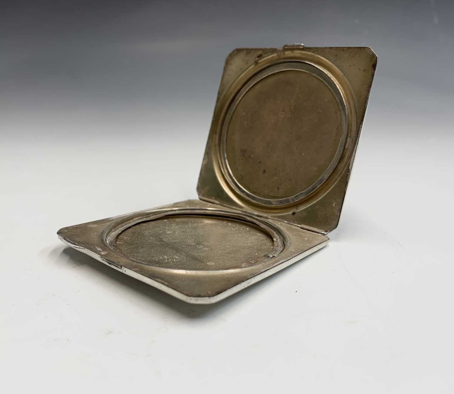 A silver small cigarette case and two silver compacts 6.8oz - Image 5 of 7