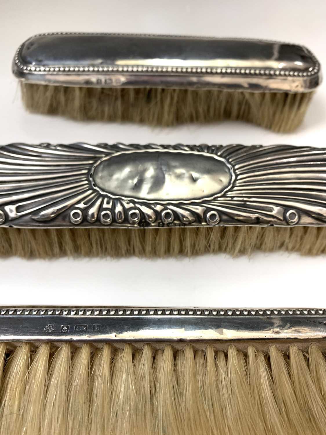 A silver-mounted mirror and three silver-mounted brushes - Bild 3 aus 5